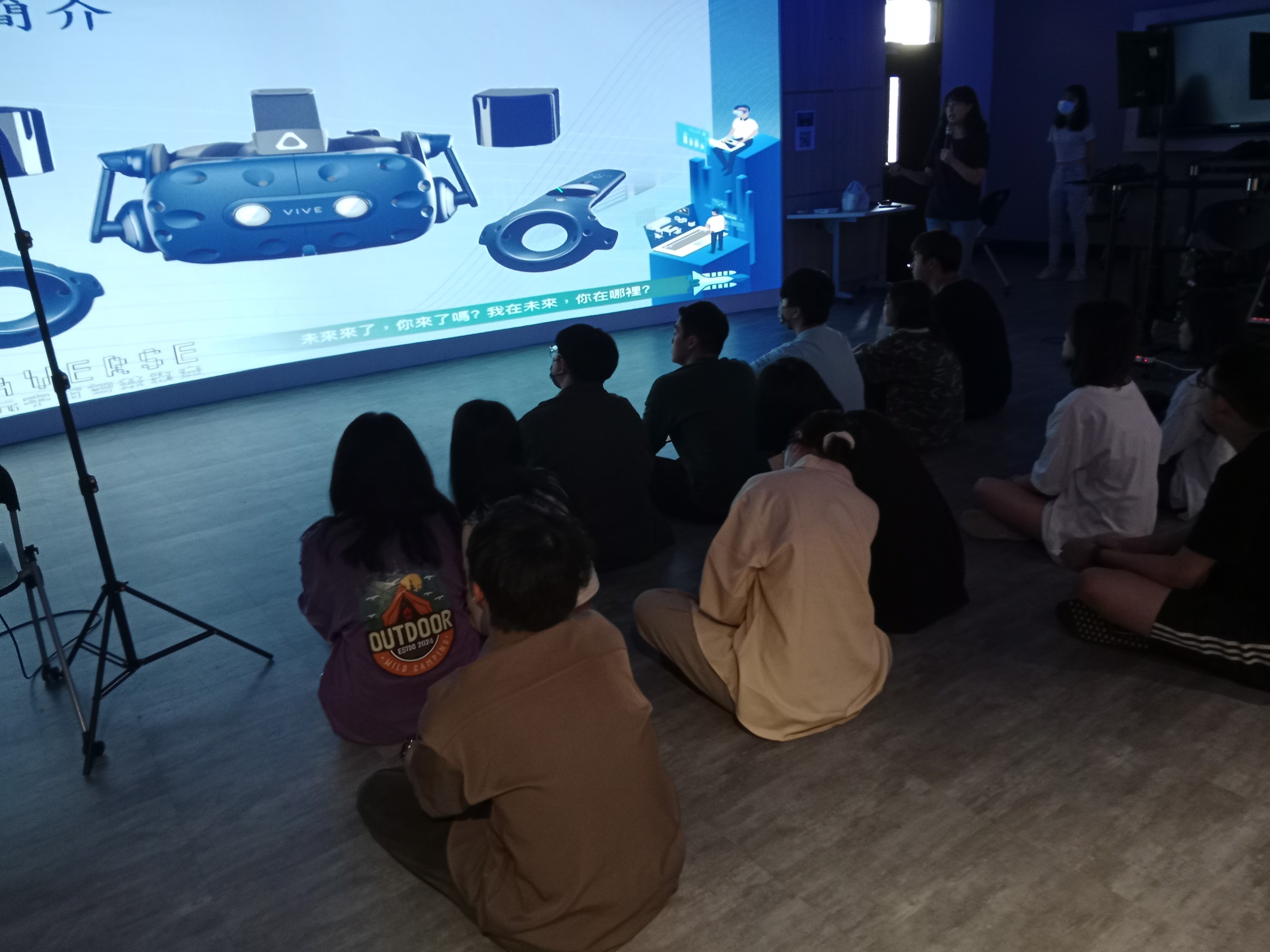 中原大學舉辦AI相關課程與活動，學生聆聽VR工具使用說明。