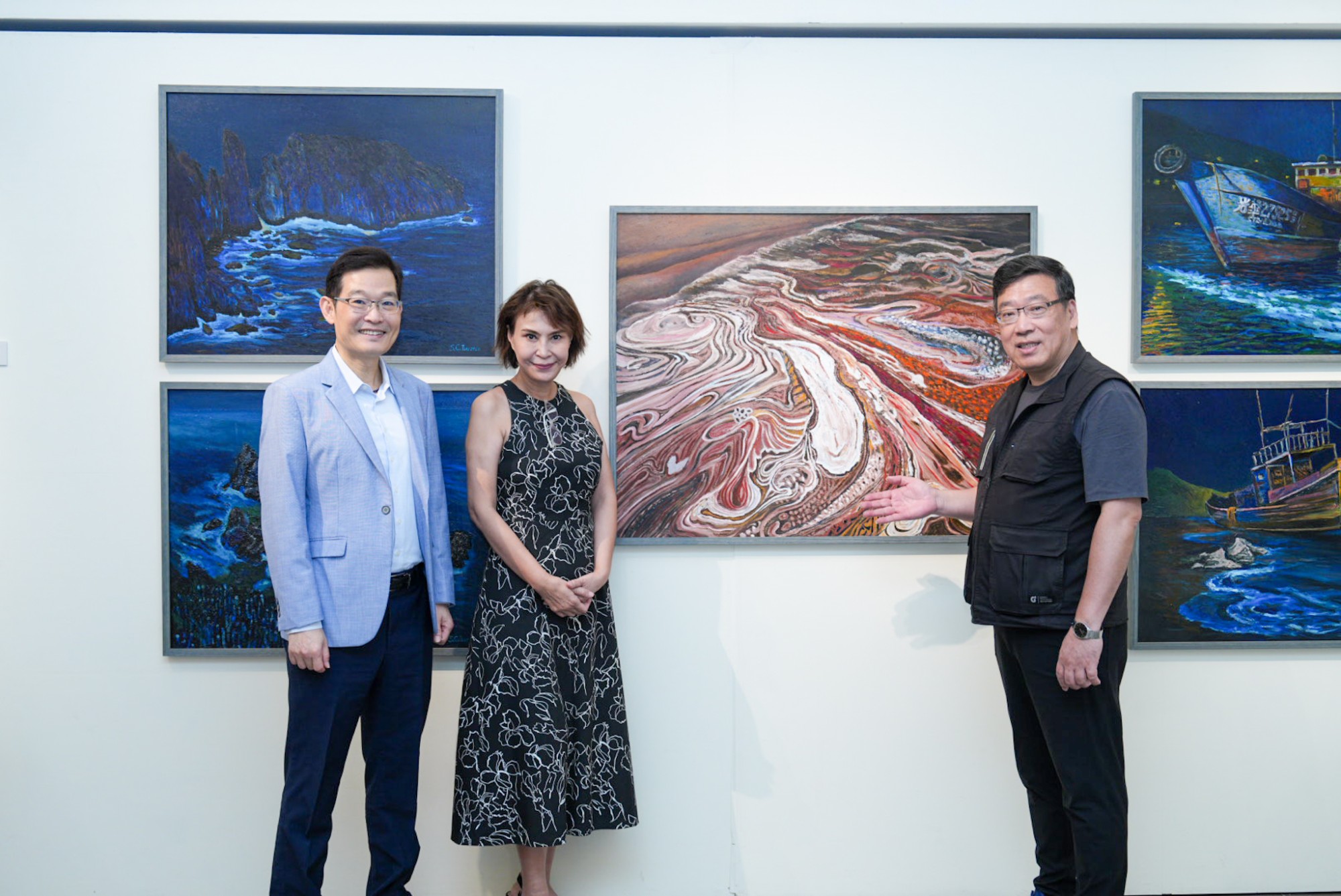 中原大學舉辦《馬祖‧藍眼淚》曹松清個展。左起為中原大學主任秘書閻亢宗、藝術中心主任陳敏慧、藝術家曹松清。