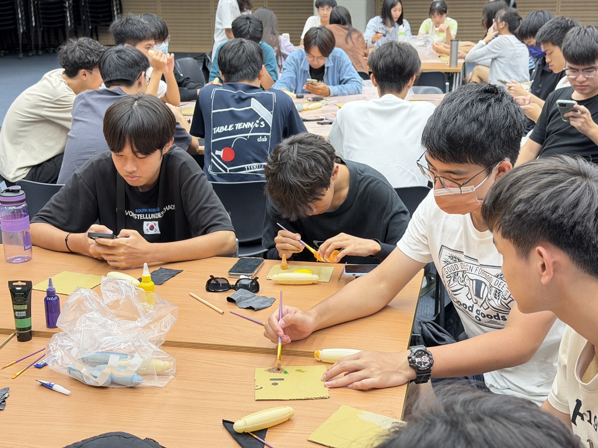 04 中原大學青年志工發揮巧思，將海廢漂流浮球轉化為創意作品，賦予廢棄物新價值。