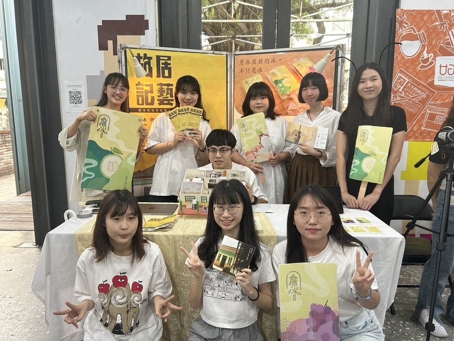 學生將創意與藝術結合，製成冰棒推廣卓蘭盛產水果。
