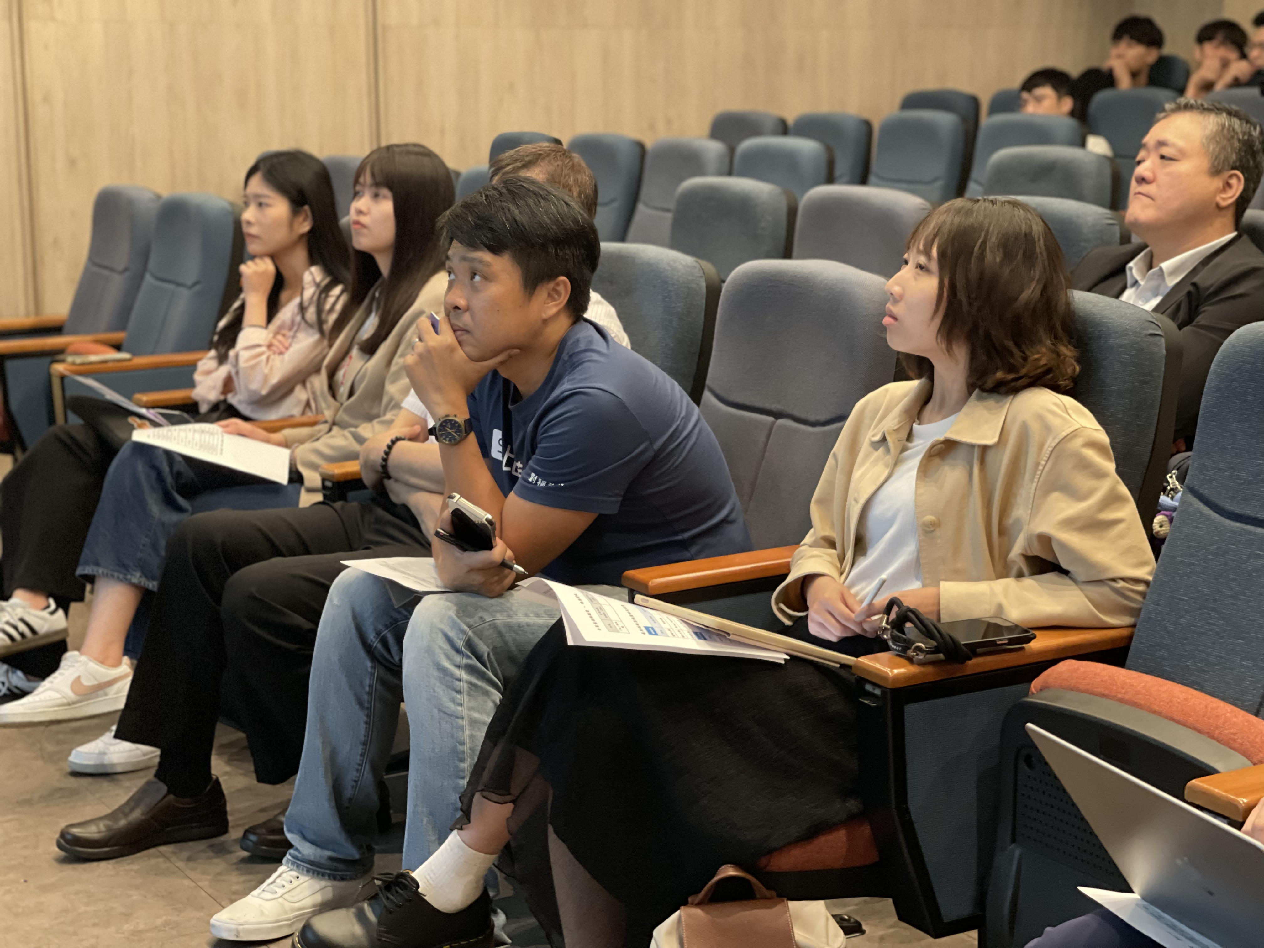 中原專題發表現場，評審委員專注審視學生提案內容，展現產學對接的高度重視。