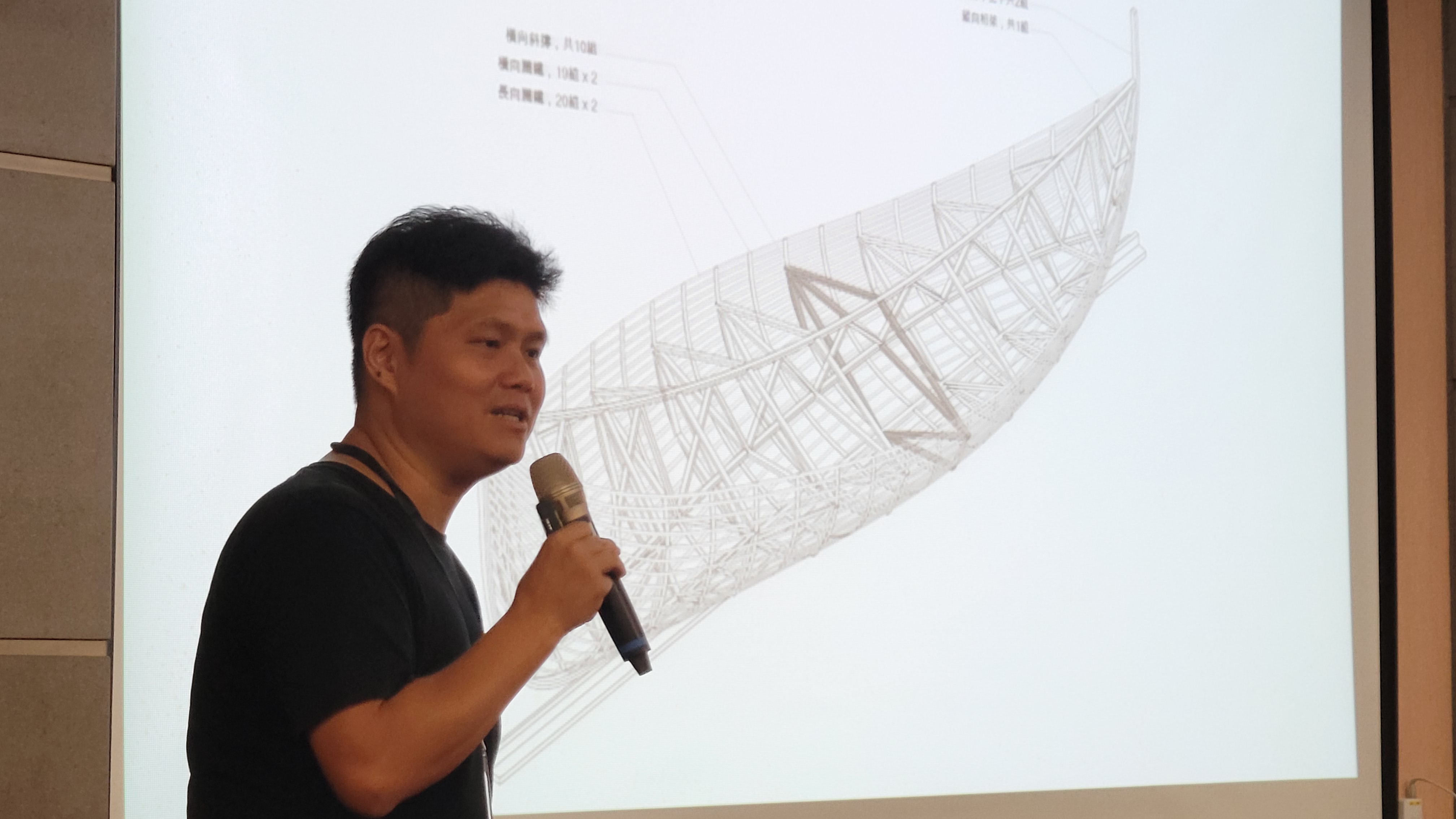 中原建築副教授陳宣誠說明船體結構的施工透視圖，讓同學理解結構配置與力學分佈。