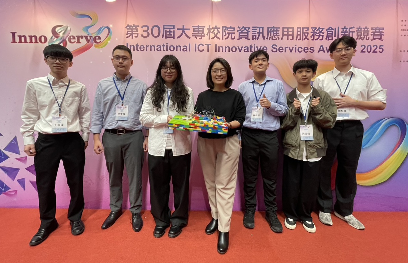 04 中原智慧運算與量子資訊學院副教授胡筱薇(中)指導學生開發AI辨識系統，精準分類廢棄塑膠玩具，提升回收效率與資源再利用。