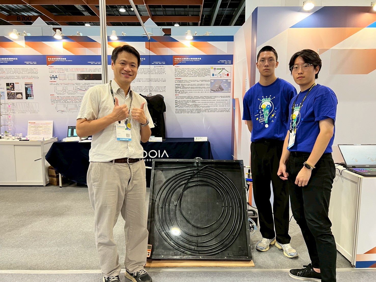 04 中原機械系黃建勝副教授(左1)首度率隊參加創博會，以太陽能儲能系統技術勇奪金牌。