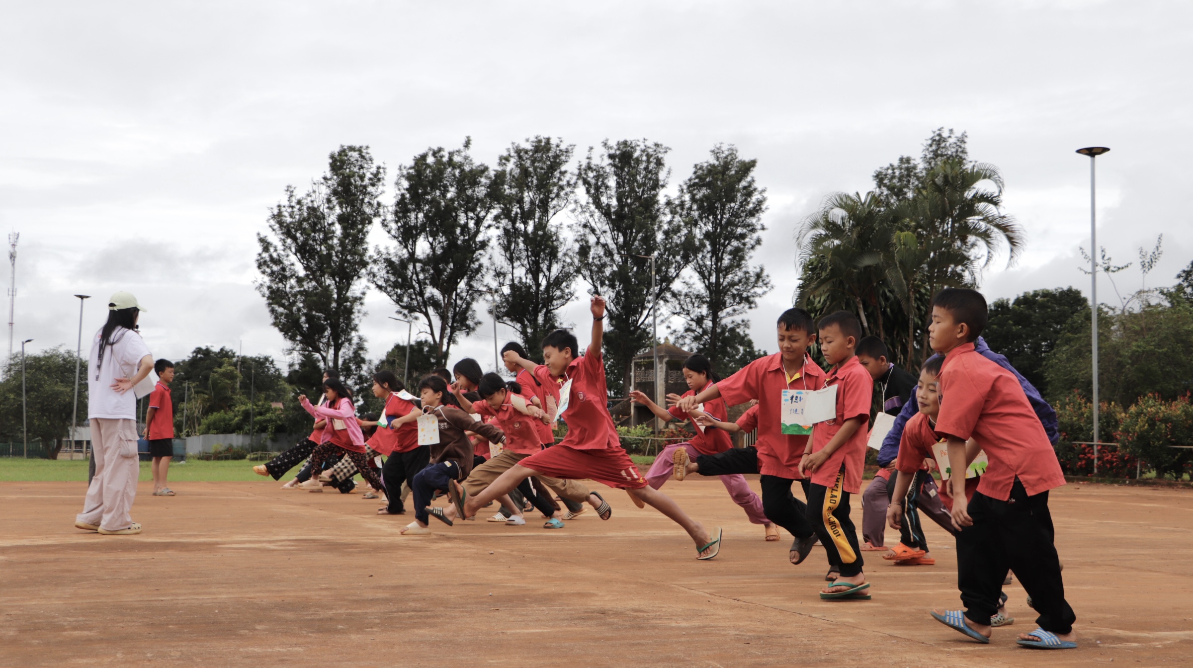 04 中原泰國志工隊透過華語教學與文化交流，為當地孩子開啟跨文化學習的窗口。