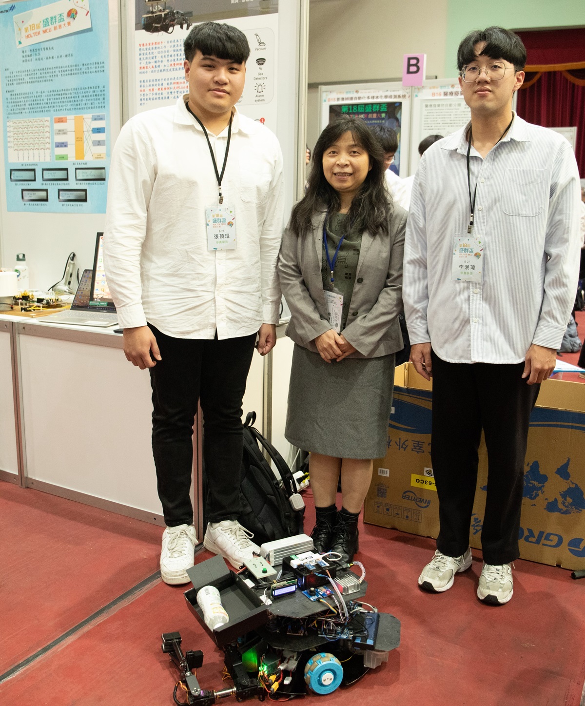 電機系開發智慧居家清潔機器人，產品功能完整且商品化應用可行性高。