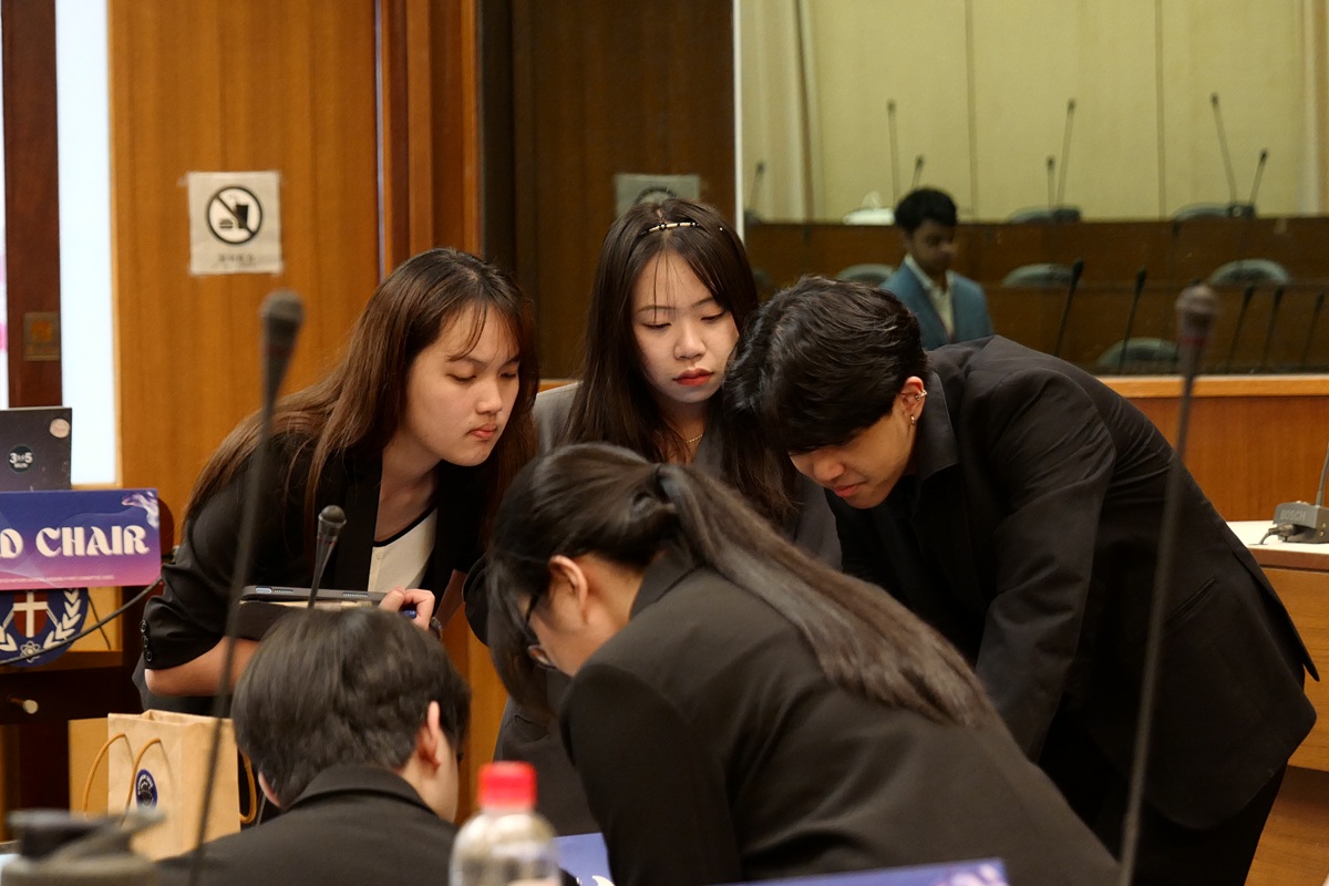 代表成員積極協商凝聚共識，展現中原大學學生優異的國際交流實力。
