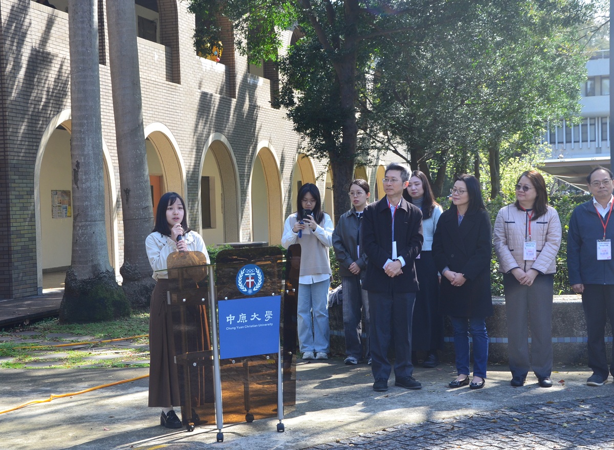 04 企管系畢業生代表陳雅芬同學分享在中原四年的學習與成長體會。