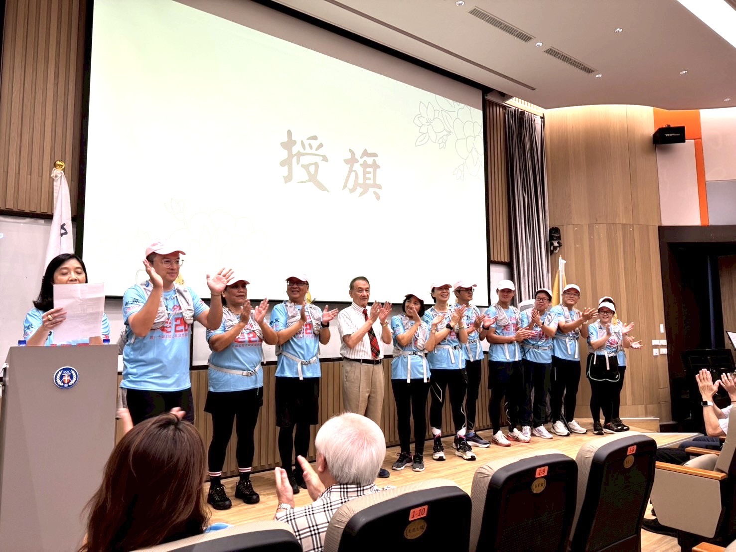 師生世代同框，體現中原大學重視「知識與人格、專業與生命智慧」的全人教育精神。