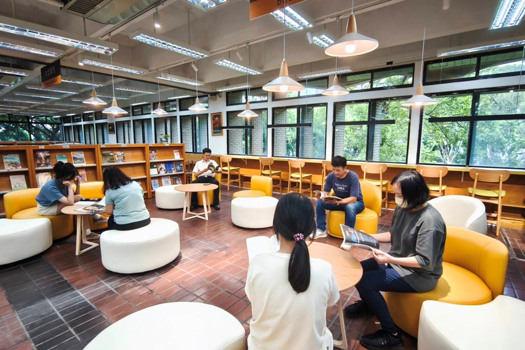 繽紛沙發與柔光吊燈營造輕鬆愉悅氛圍，成為師生最愛的休憩閱讀角落。