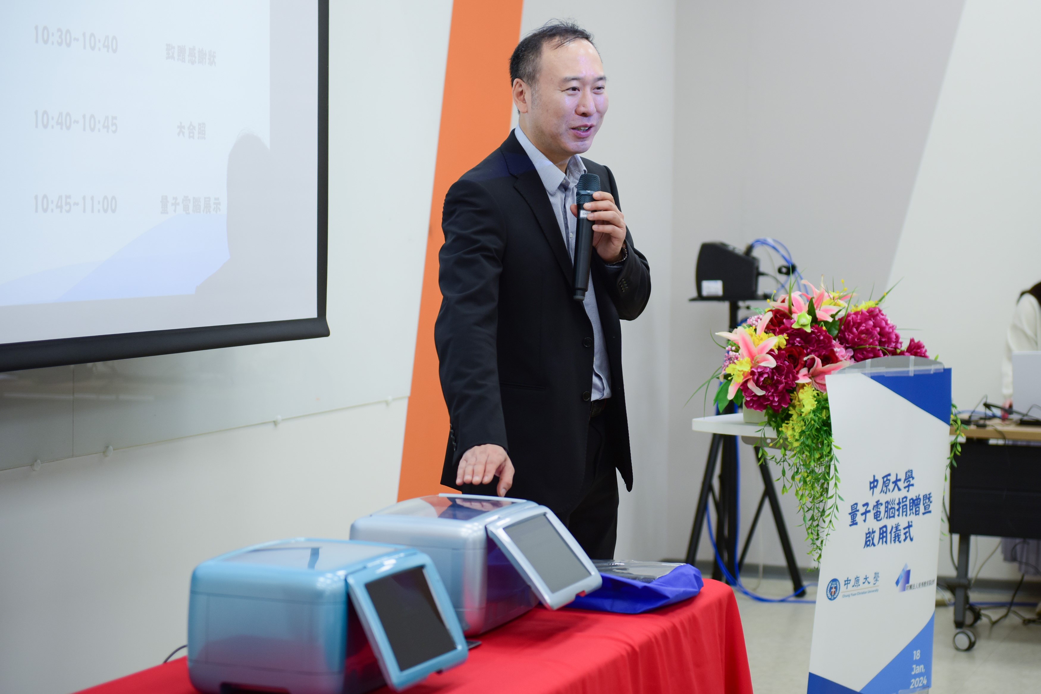 苗華斌稱許中原大學擁有很好的校園文化，並期盼捐贈設備能獲得充分運用。