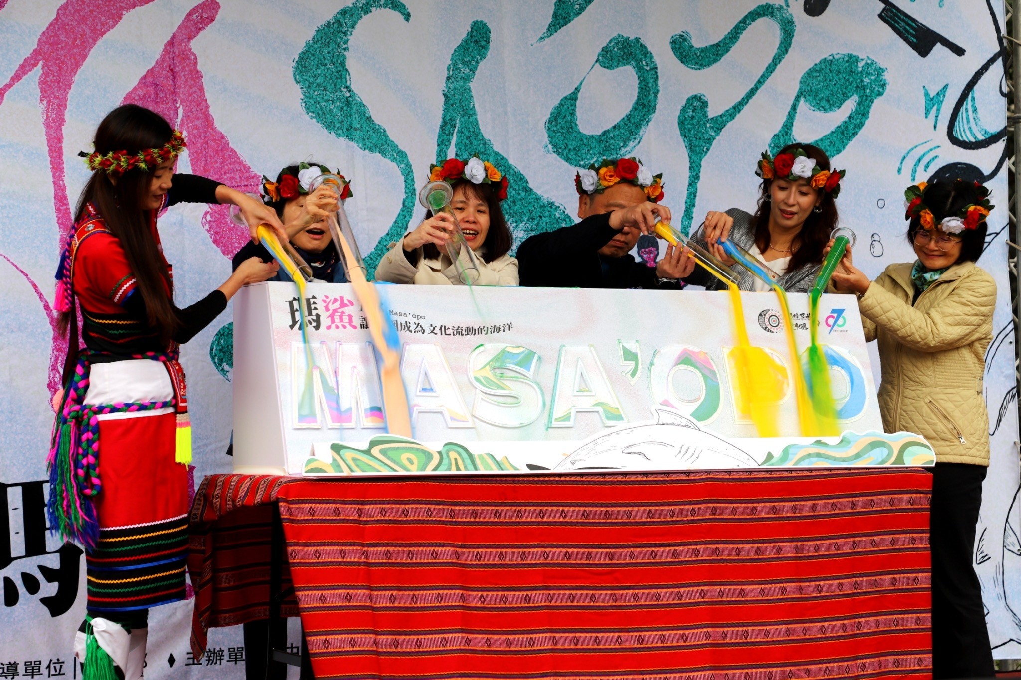 以倒沙儀式啟動文化週，象徵中原大學70 周年「立足傳統、創造未來」的精神。