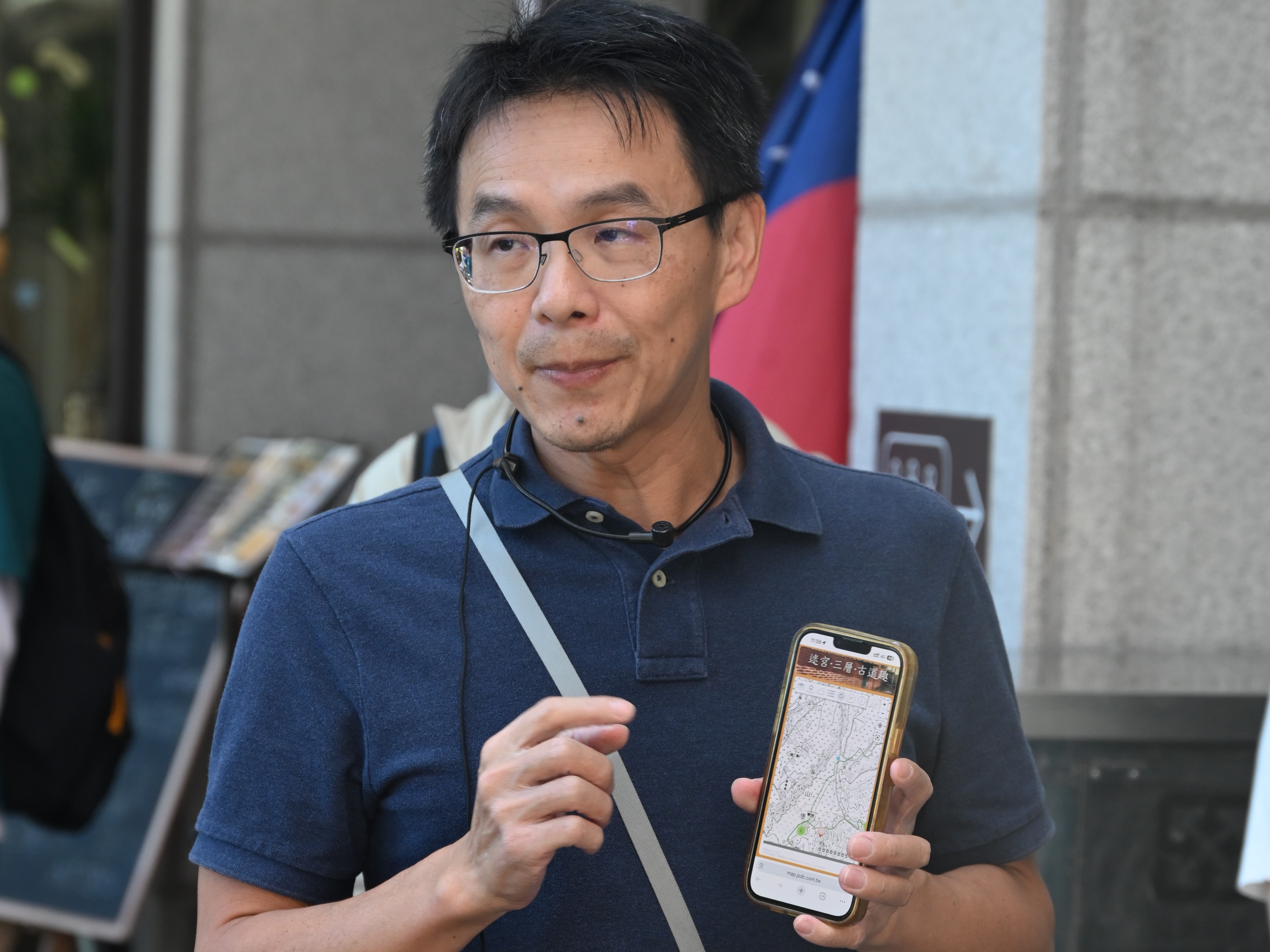 張智傑執行長示範「步佈台灣」操作，協助學生以科技同步閱讀地景與文化。