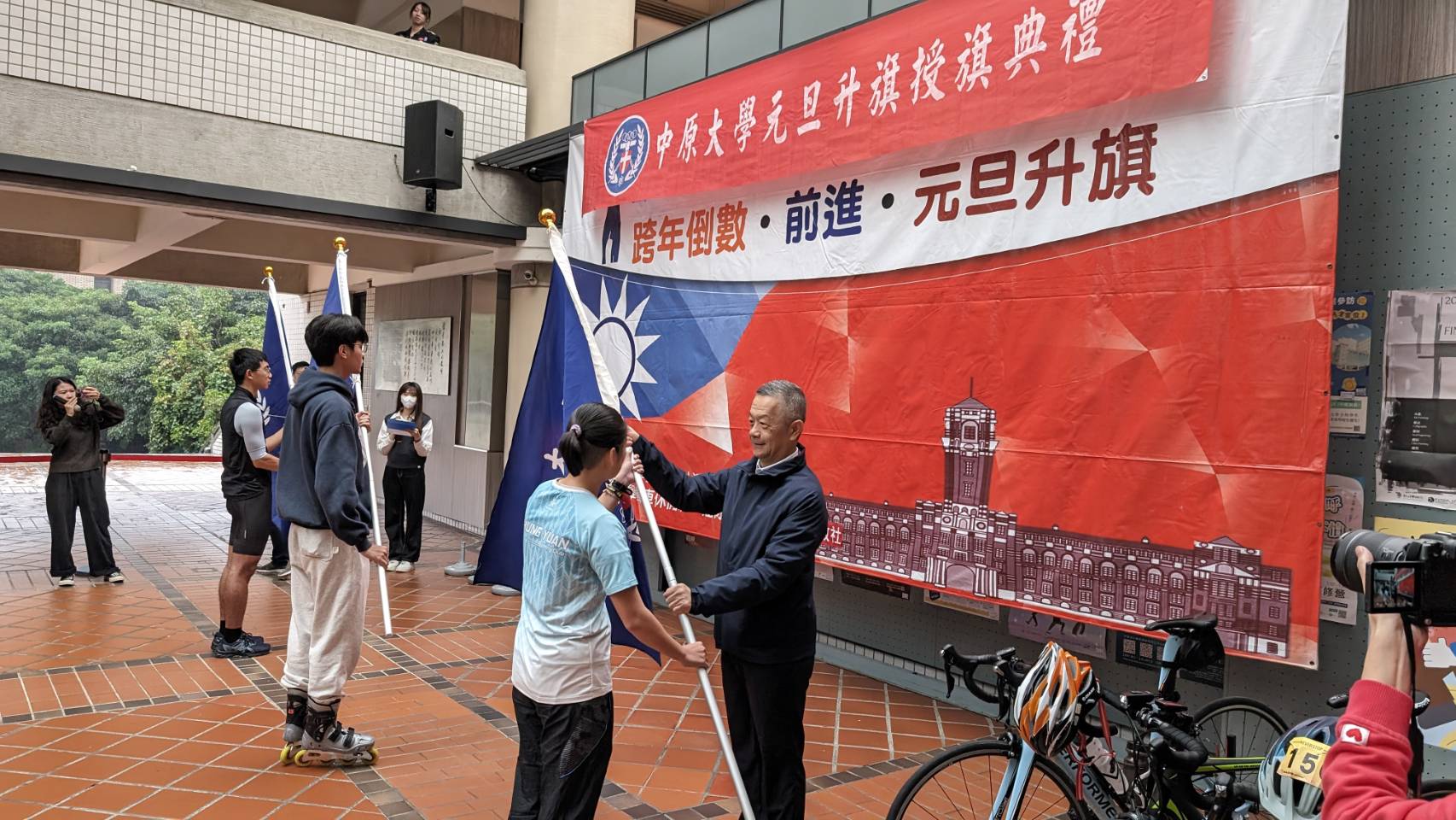 學務處課外活動指導組在12月28日為元旦升旗活動舉行「授旗典禮」，由學務長陳冠宇親臨授旗