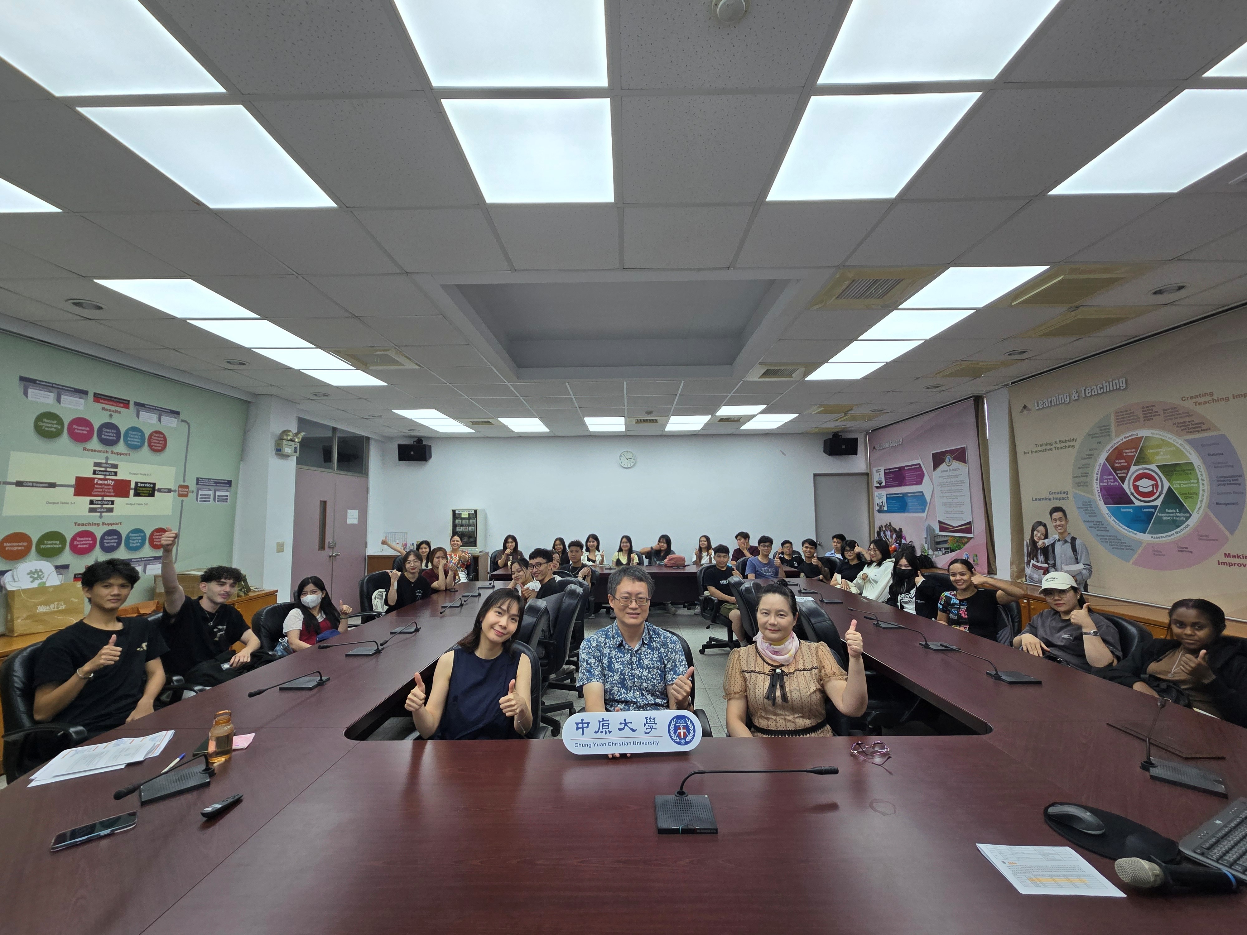 04中原大學商學院全球化推動辦公室李德冠主任(中)、IUBM學程方豪主任(右)、企管系阮瓊妝助理教授(左)。