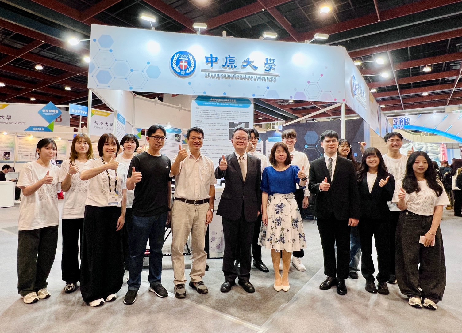 05 中原大學產學長金亭佑(前排右4)到場為參展師生加油,肯定團隊投入創新研發與成果展現。