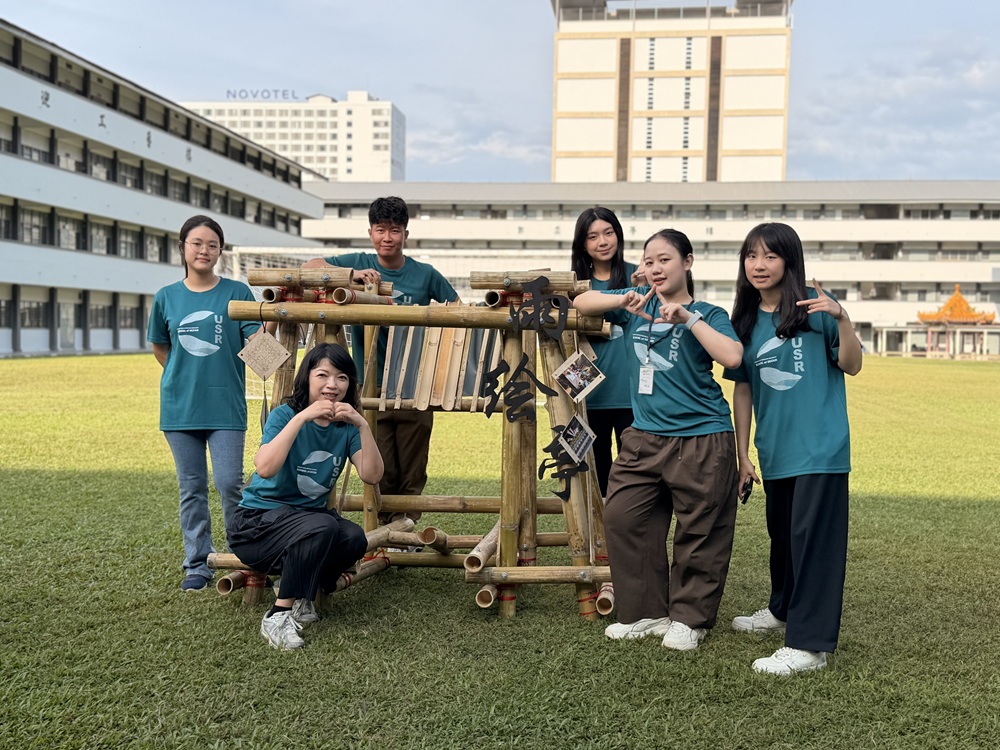 05 中原學生以拉律山植物採集結合藍曬創作,將自然景觀轉化為富有層次的藝術表現。