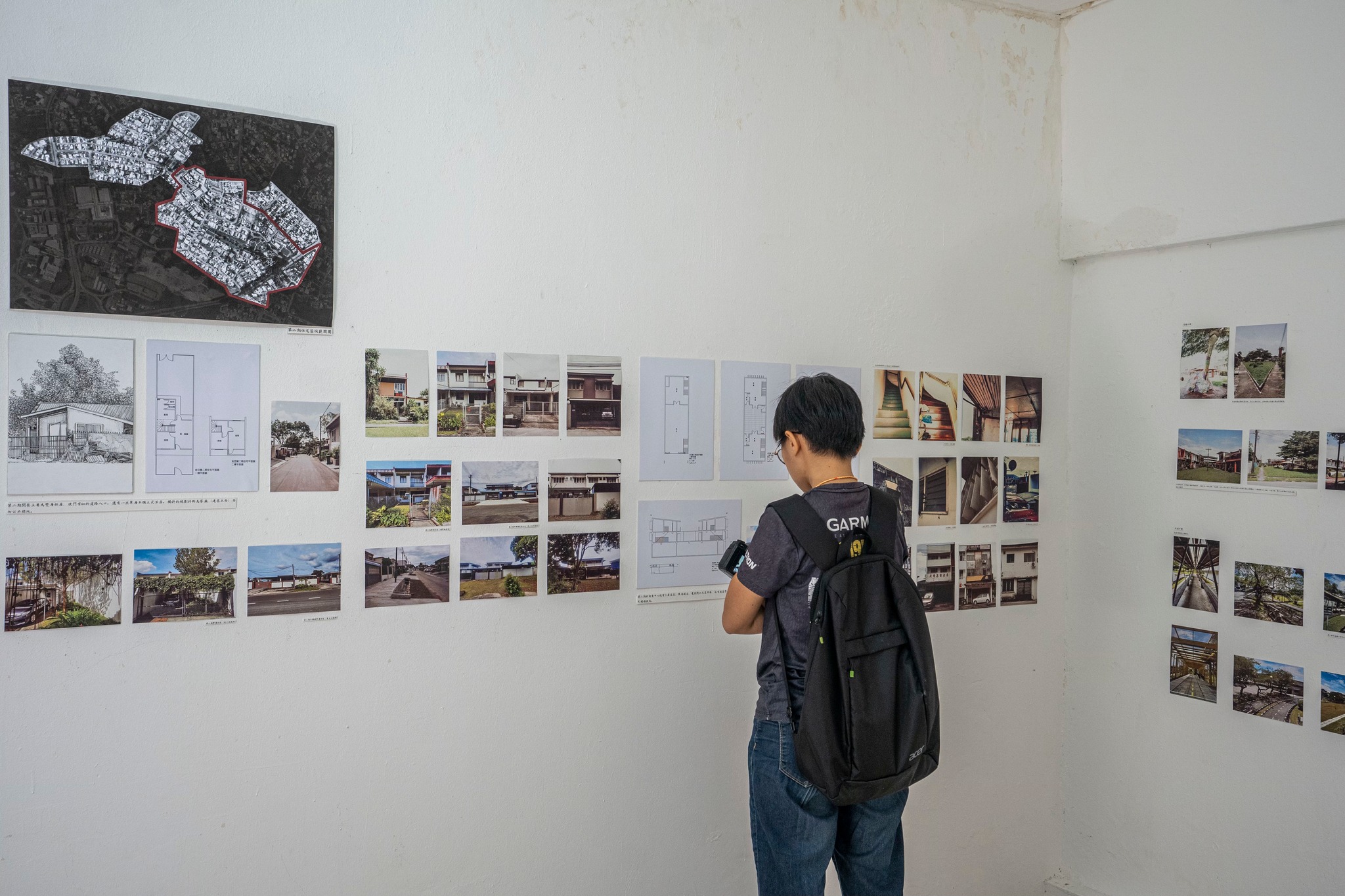 民眾沉浸在展覽中細細品味