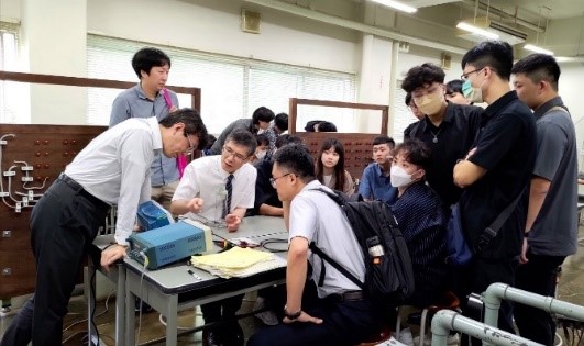 多位學生獲選為海外大學的學期交換生或實驗室實習生，與當地研究生進行更深入的交流與互動