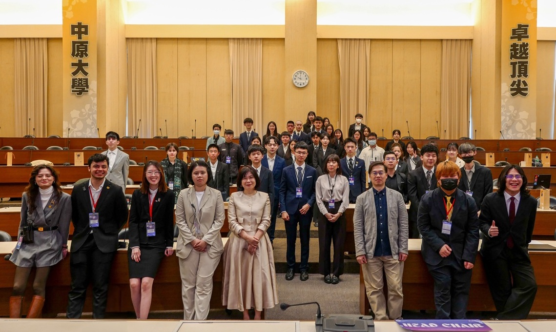 05 CYCUMUN 2025與會代表與師長合影，展現青年外交新世代的朝氣與團結。