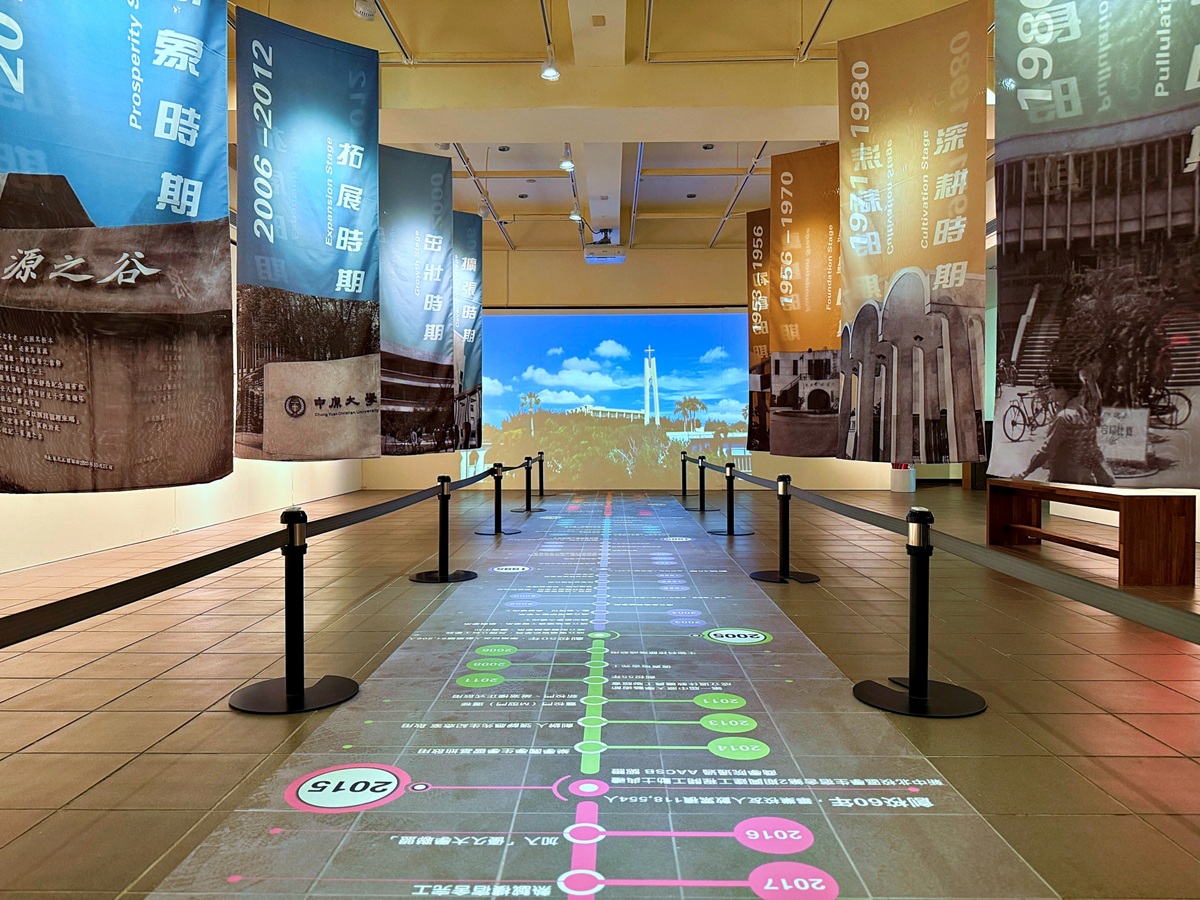 05 「歷史的足跡」展區以老照片結合新媒體，重現中原大學70年來的重要時刻。