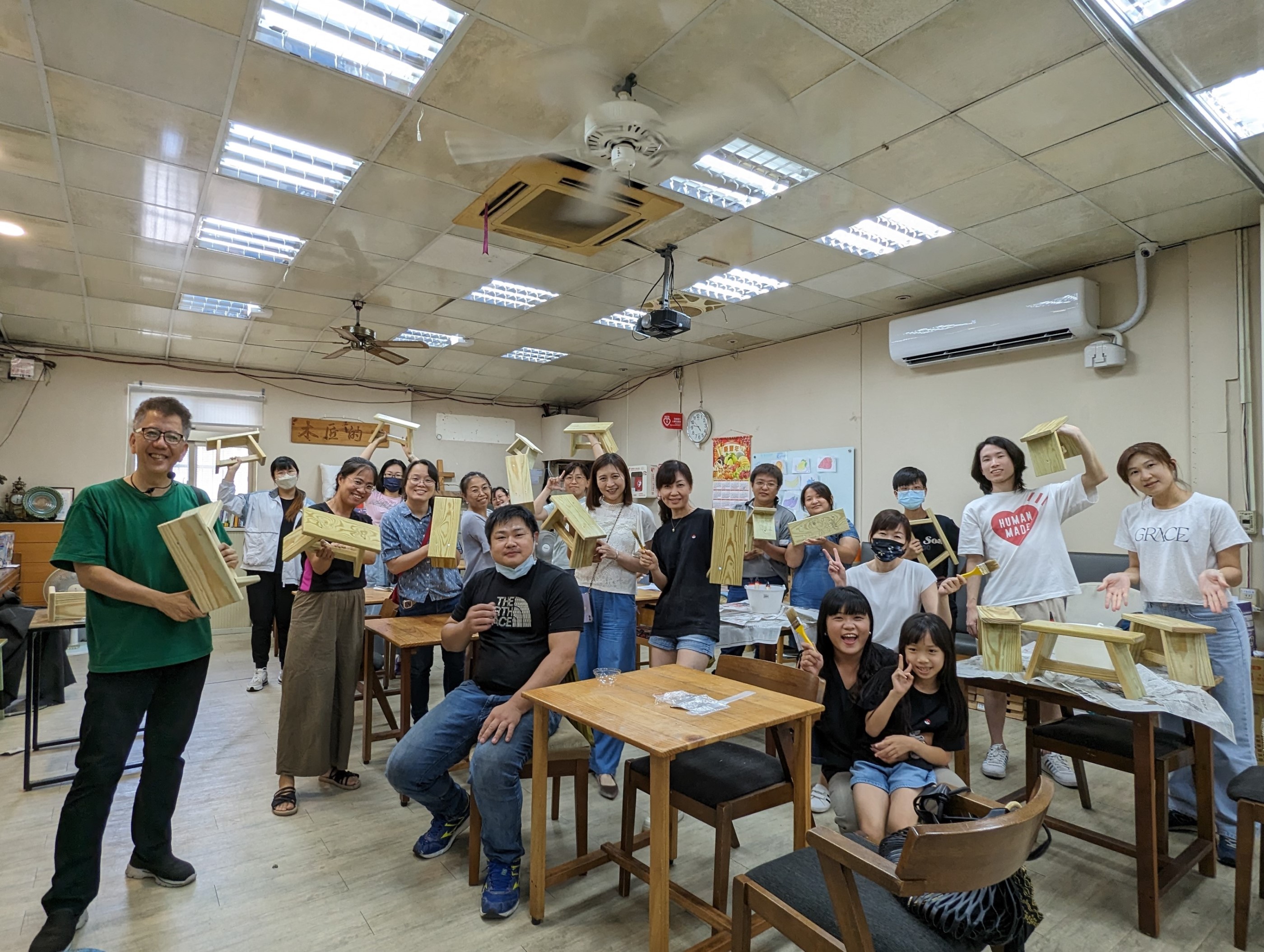 中原大學室設系與「木匠的家」公益二手店合作推動社區永續環保。