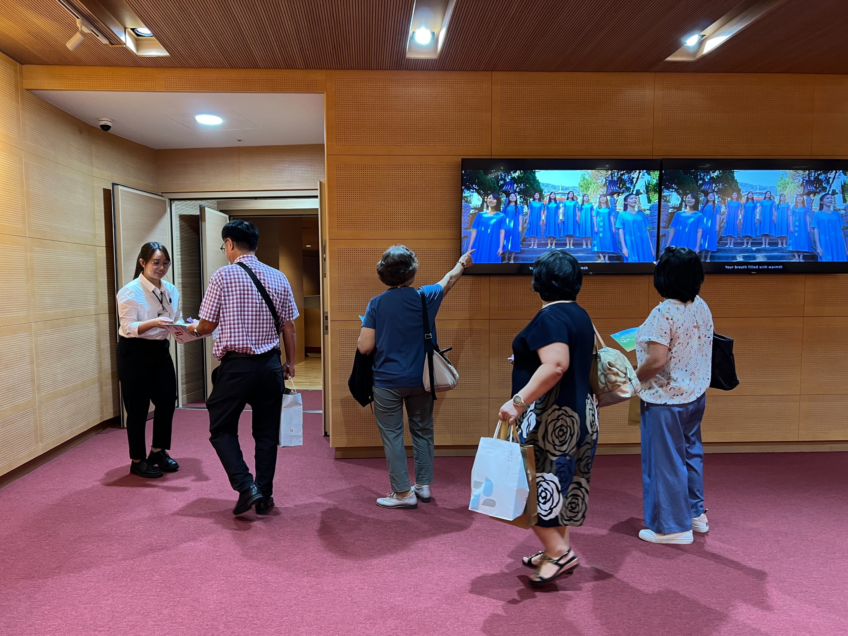 學生在台北生技園區多功能表演廳練習迎賓與驗票。