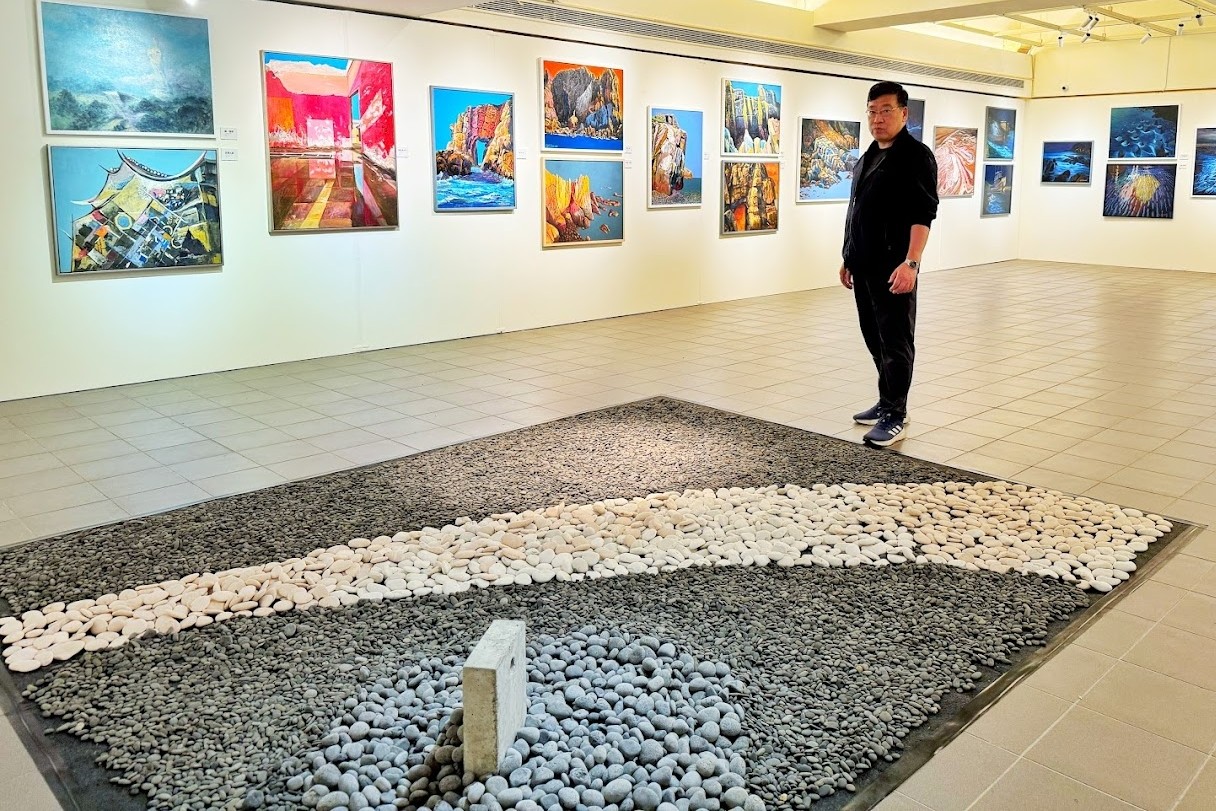 中原大學藝術中心舉辦《馬祖‧藍眼淚》個展，展出藝術家曹松清40餘件作品。