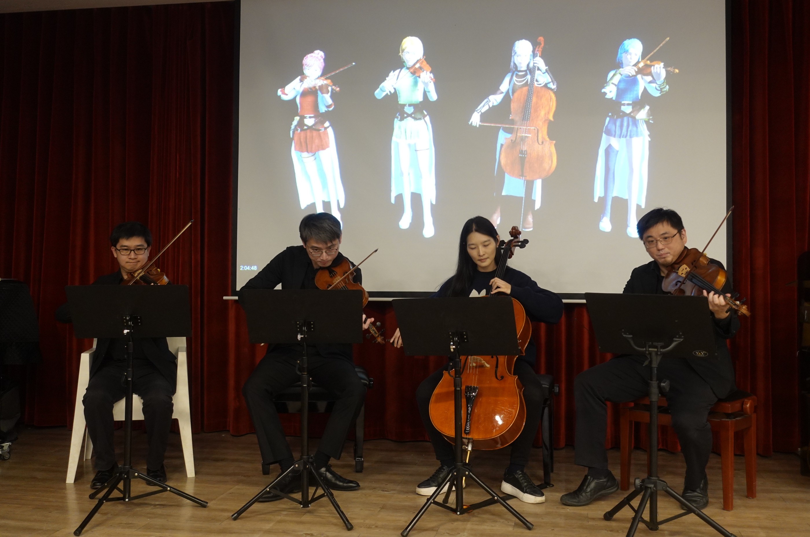 中原大學通識中心副教授簡山根前排左一帶領曼哈頓室內樂集與AI假人樂團同場演出。