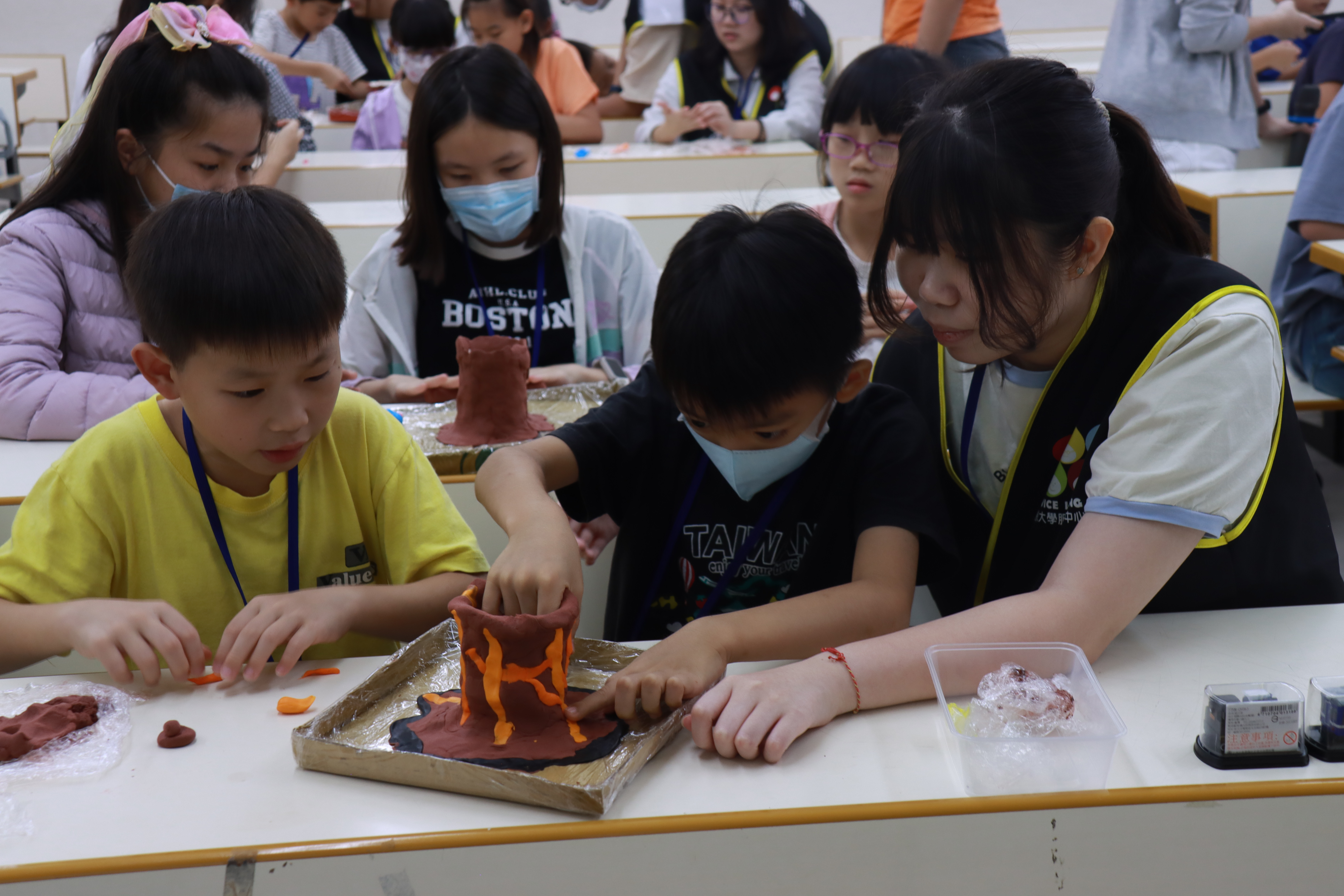 05 中原學生深耕桃園社區，以行動實踐在地關懷精神。