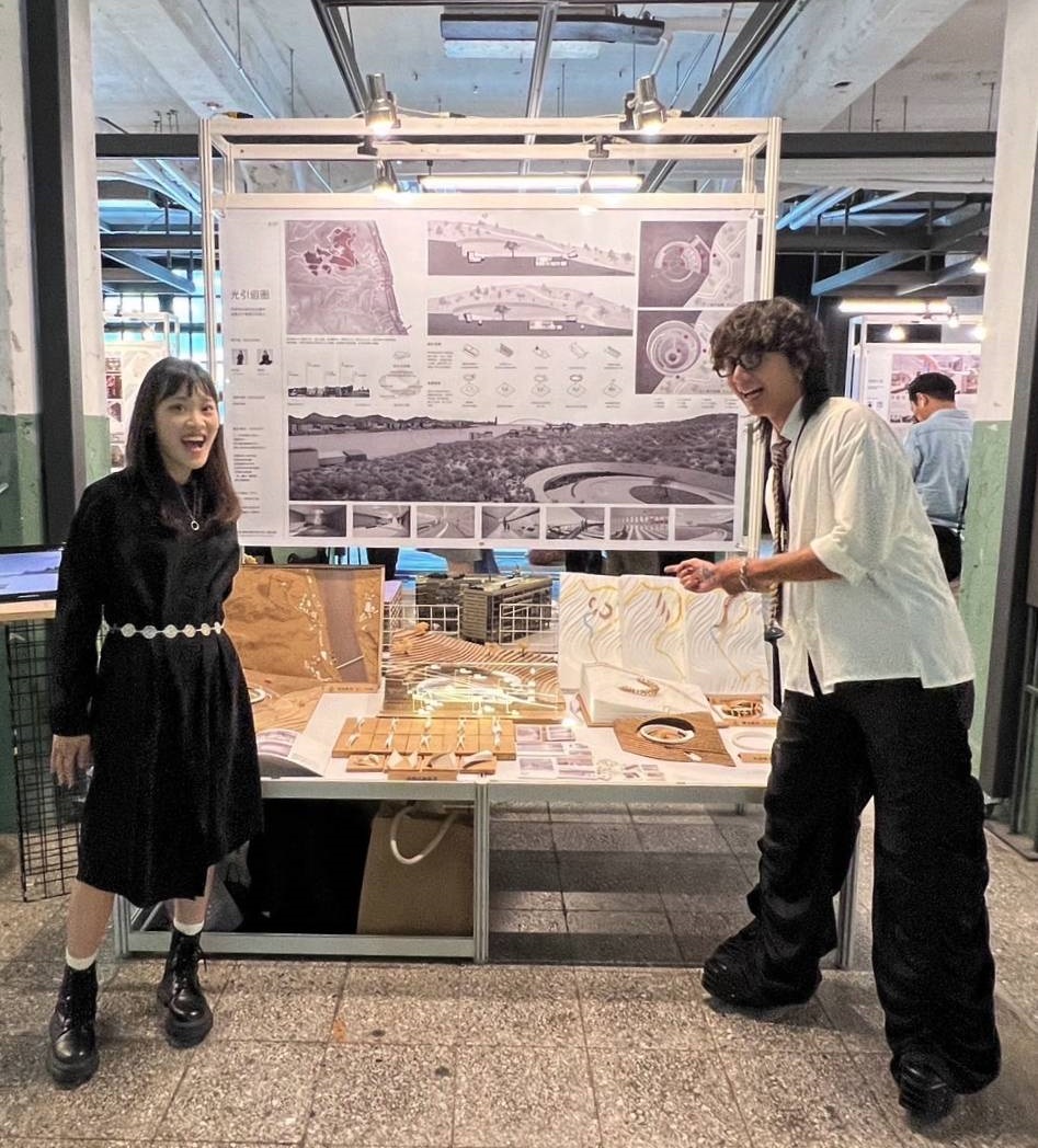 室設四陳與耕(右)與彭子庭合作，為公墓解決土地利用及空間過於飽和的問題。