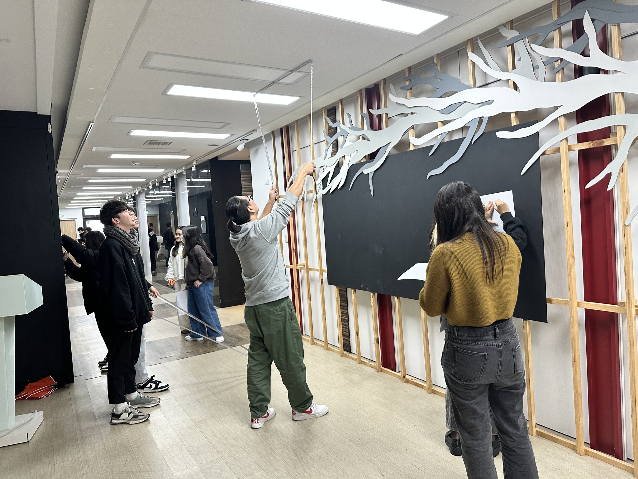 符致康設計師專業教導學生，如何手繪空間與丈量。