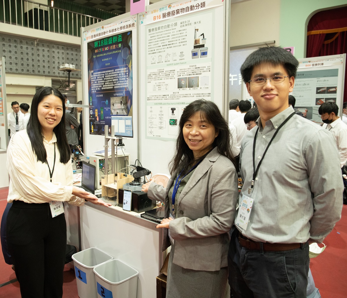 電機系製作精良的醫療廢棄物自動分類裝置，實現永續發展目標。(左起：陳恩妮同學、廖裕評老師、陳大荃同學)