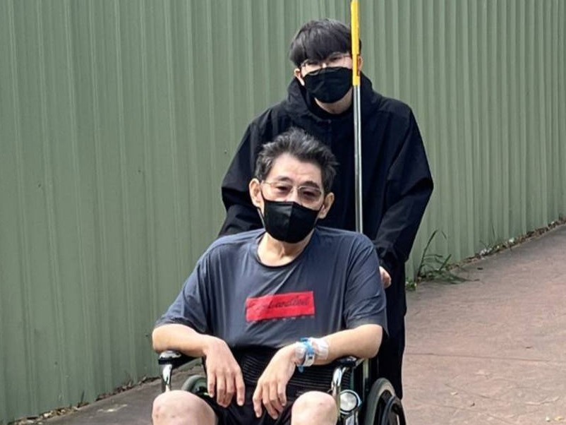 在學生細心照料下，王明誠老師逐漸恢復健康。