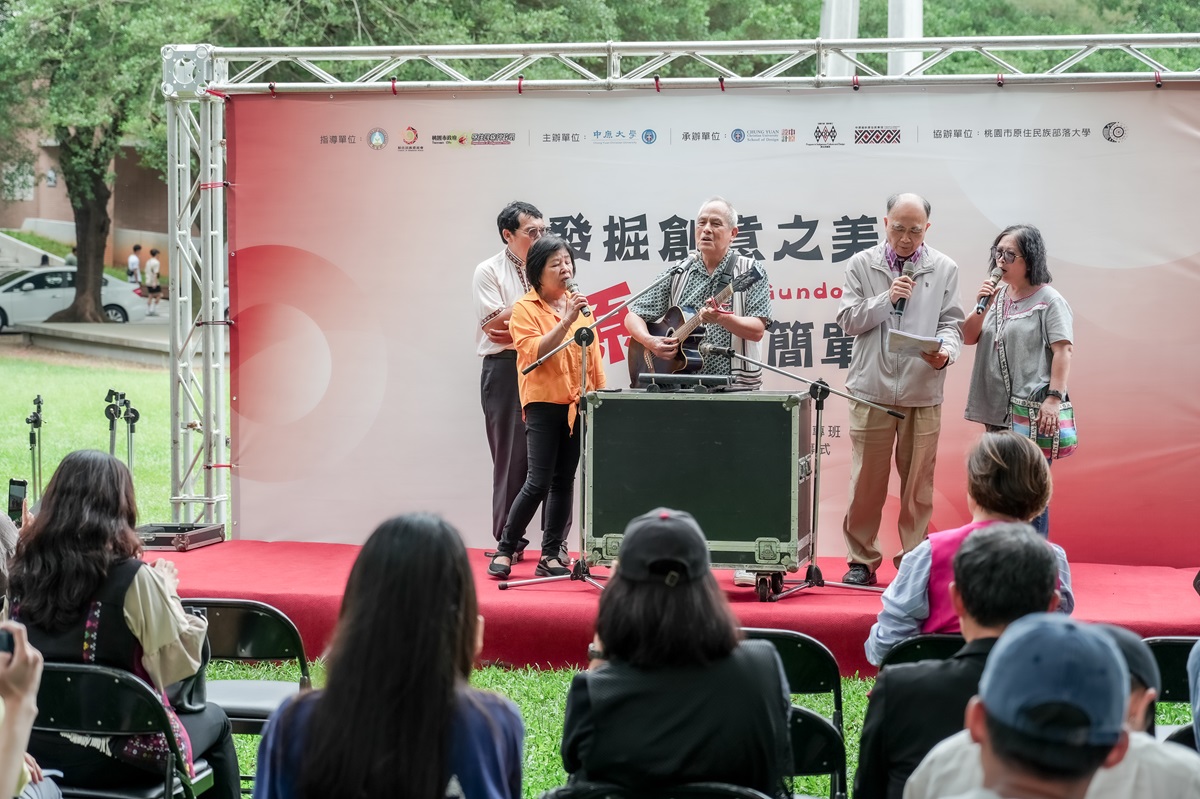演唱原住民傳統歌謠，獨特而豐富的文化傳統，吸引了許多師生駐足觀賞。