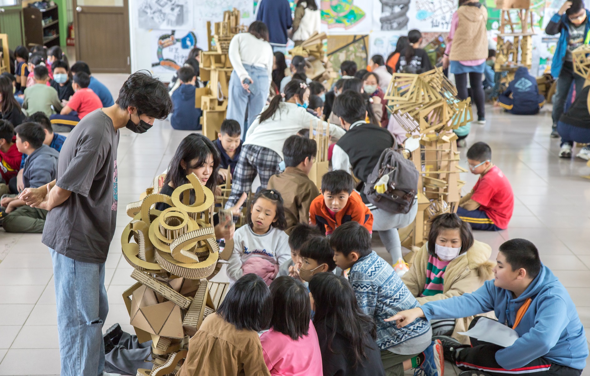 小學生全神貫注地聆聽王薇涵分享作品的故事。