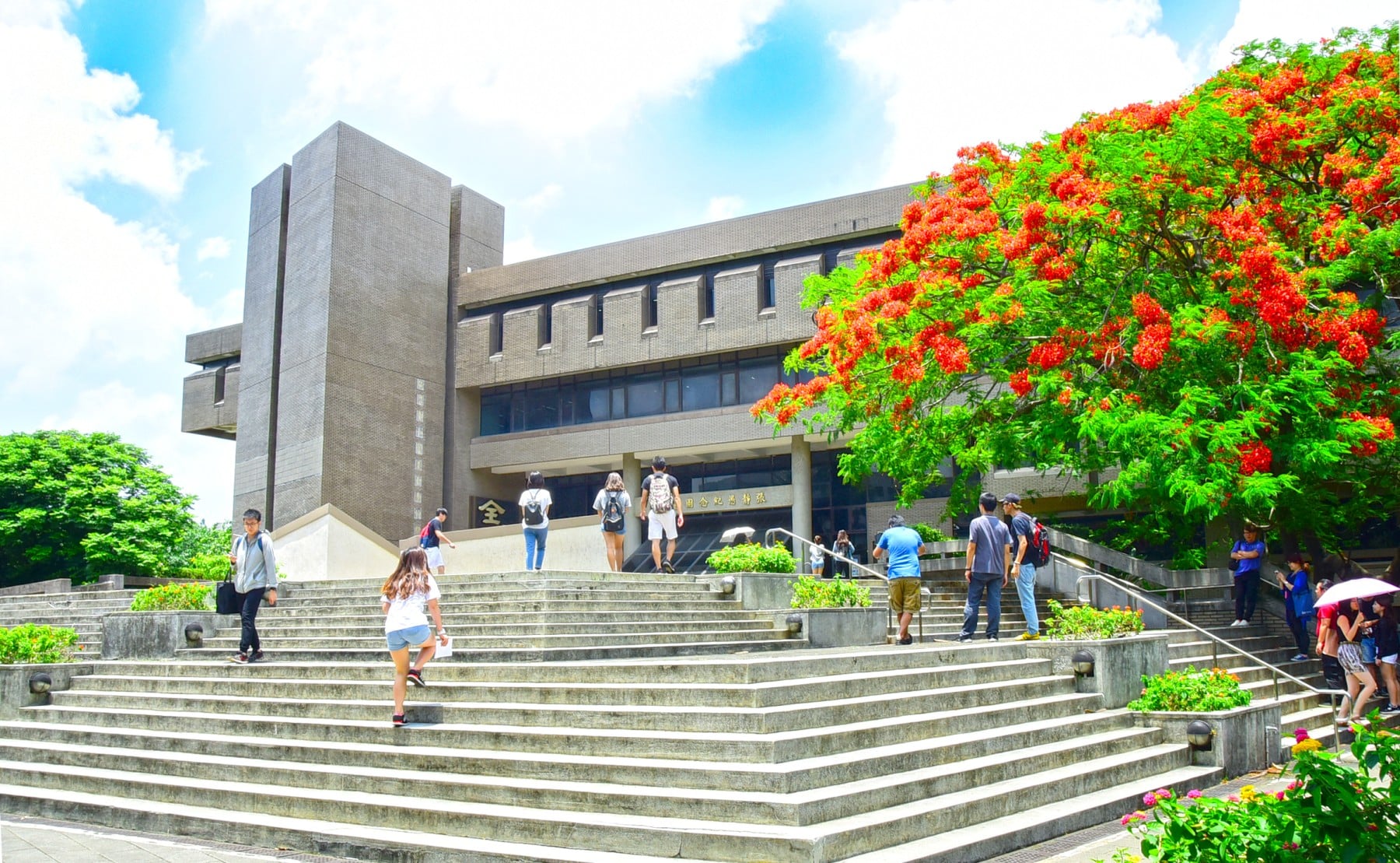 張靜愚紀念圖書館外設有下沉花園及多個出入口的廣場，創造人與人之間交流的新場域。