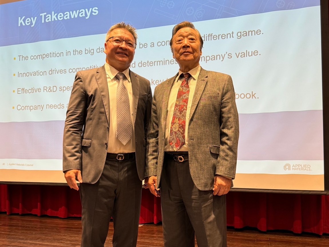 應用材料公司集團副總裁暨台灣區總裁余定陸(圖左)與前應用材料公司全球執行副總裁王寧國(圖右)相見歡。