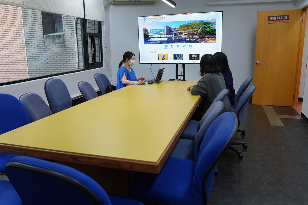 改造自舊辦公室的專題研討室，打造兼具討論、簡報與教學功能的智慧學習空間。