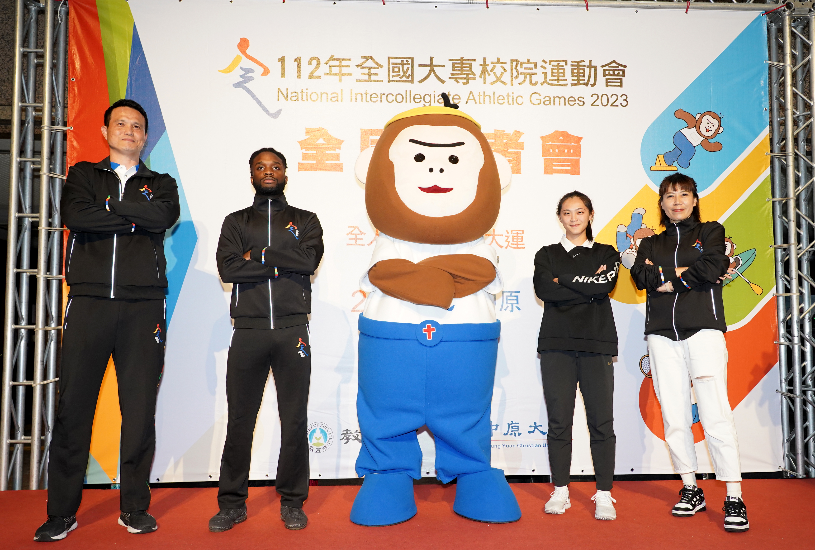 05 曾代表中原大學出征世大運的排球好手李尼希米（左二），展現運動場上的堅毅精神；一旁的陳克舟教練（左一）則是他一路走來的堅強後盾與指導者。
