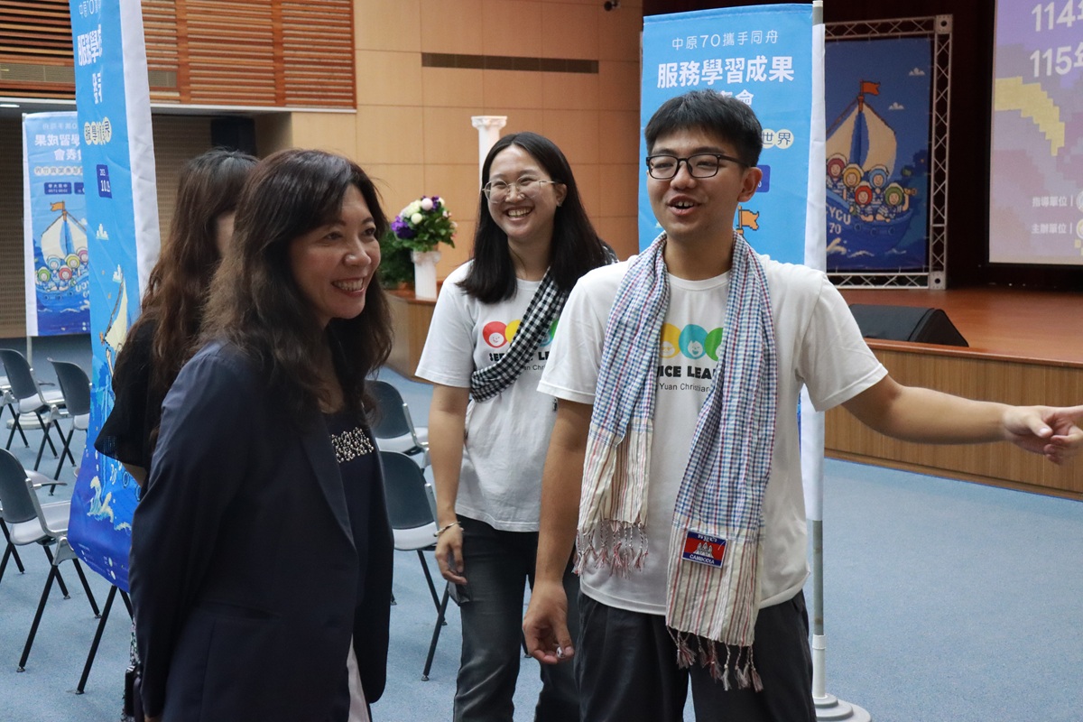 05 桃園青年事務局局長侯佳齡親臨學生攤位，傾聽學生分享服務學習成果，並給予肯定與鼓勵。