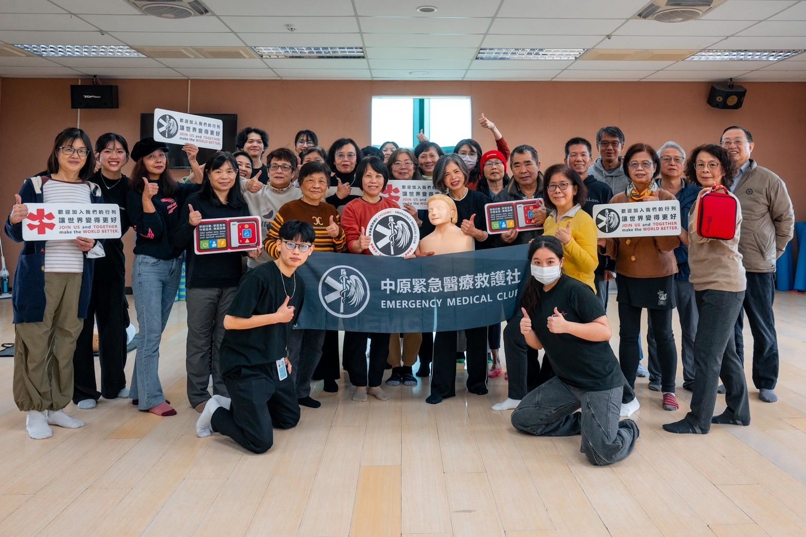 為提升社會健康安全意識，中原大學緊急醫療救護社將急救教育推廣至校外各個年齡層。