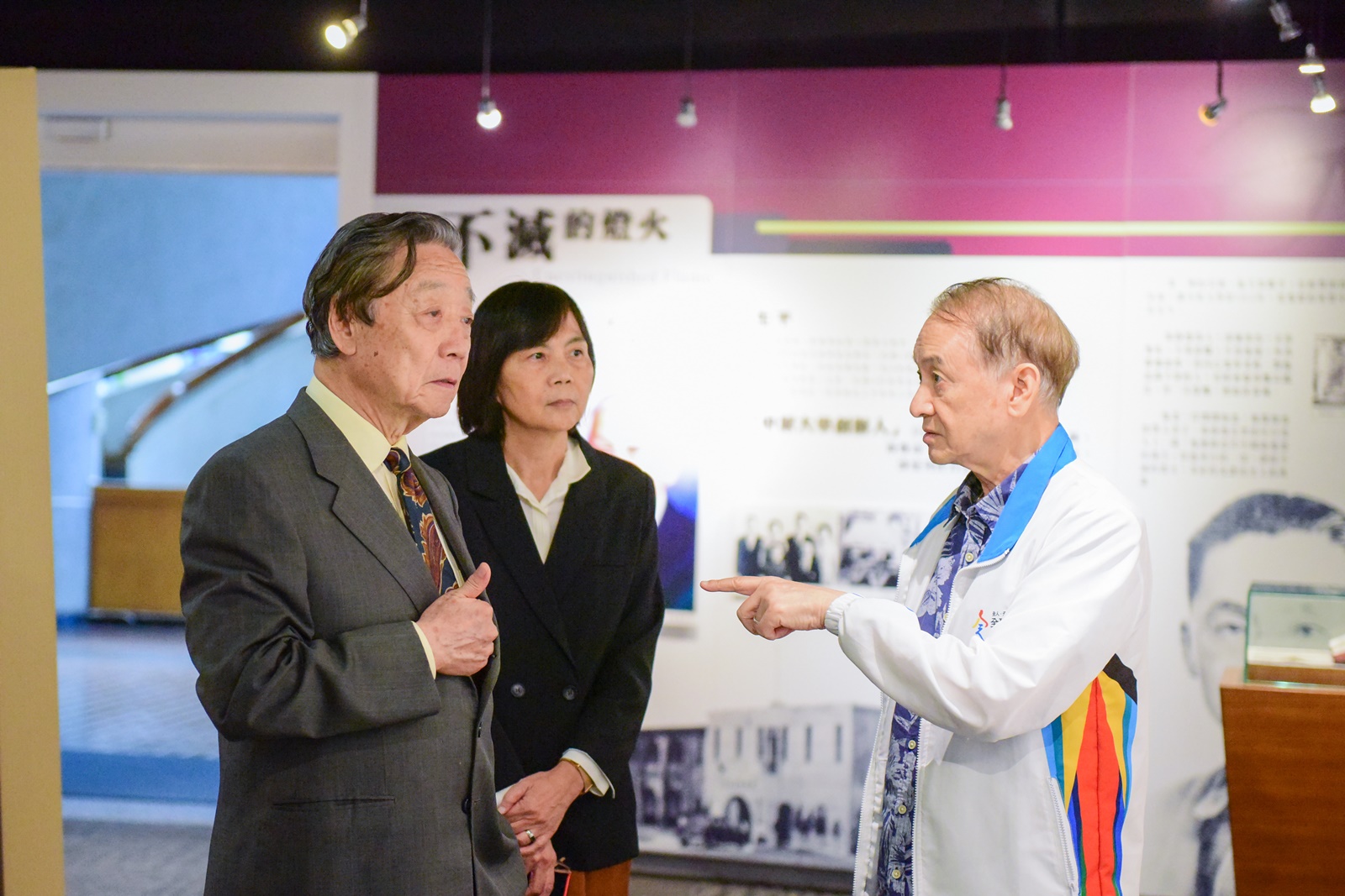 王寧國(左)參觀中原大學創辦人張靜愚先生紀念室，董事長張光正(右)、圖書館館長陳昭珍(中)在旁解說。