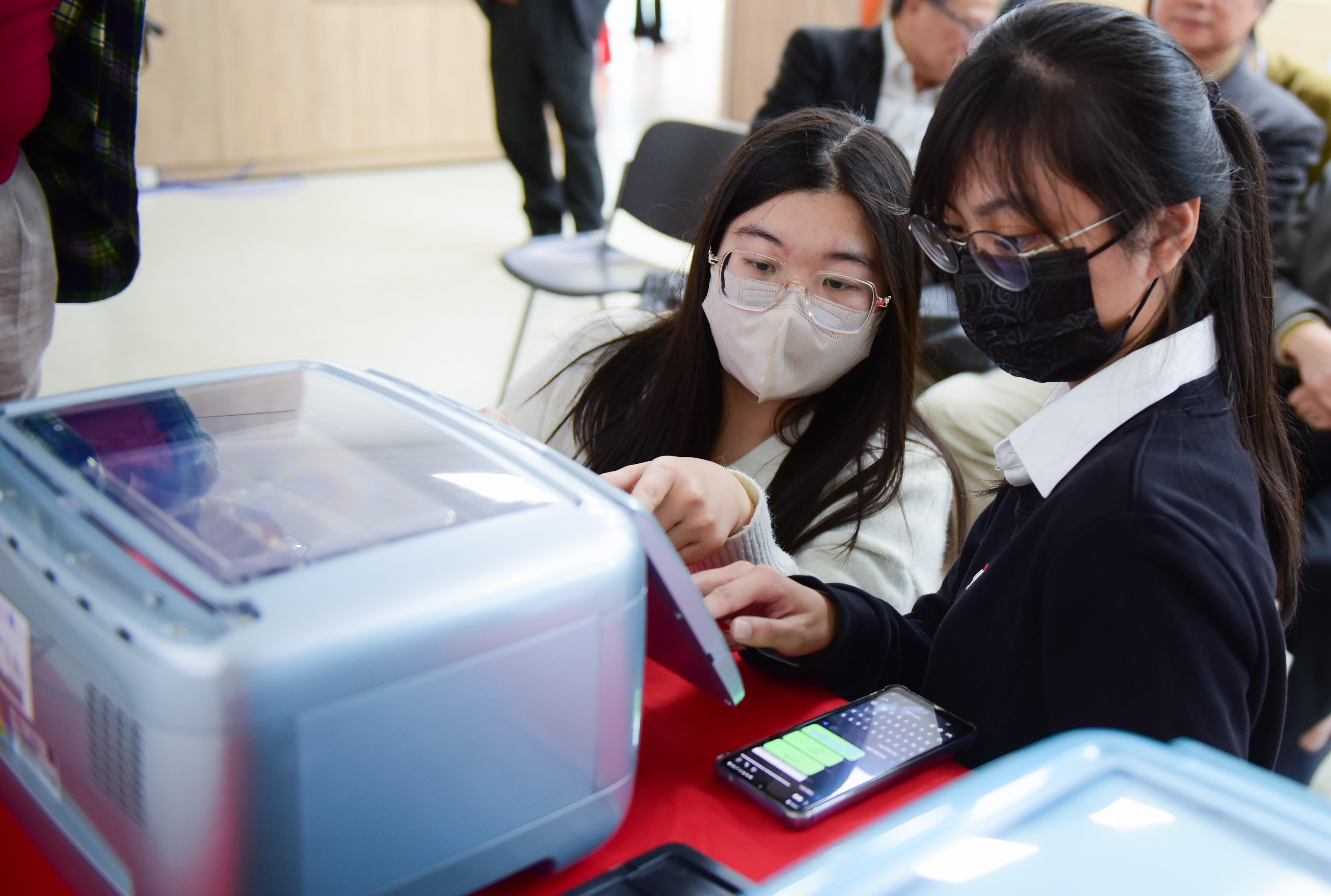 育秀教育基金會捐贈中原大學量子電腦，可在室溫下進行量子計算，比傳統量子電腦更具方便性。