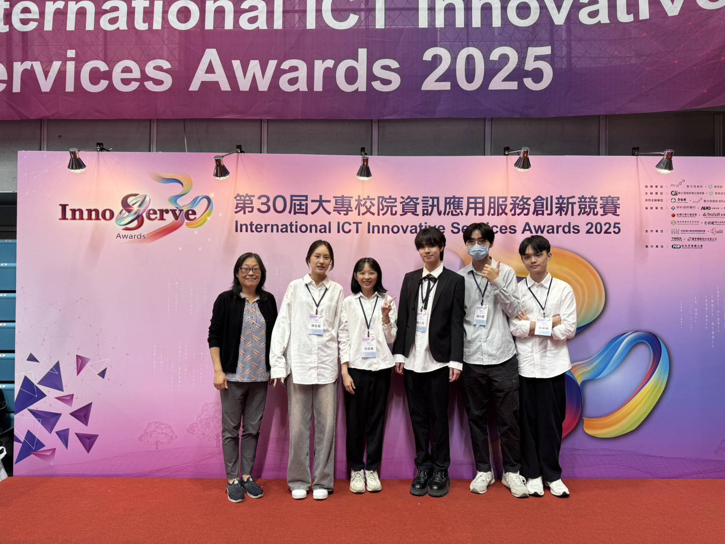 05 資管系廖秀莉老師指導團隊運用AI與跨平台技術，打造即時通報與智慧管理系統，強化機場醫療中心應變效率。