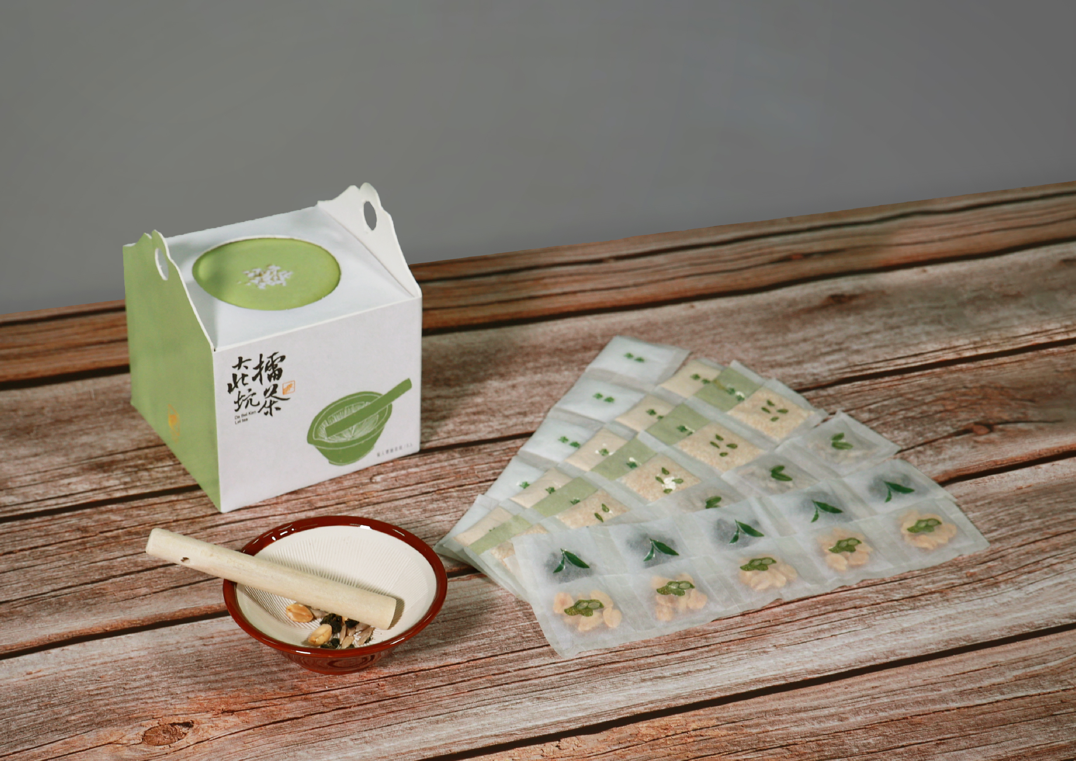 該提袋以大北坑休閒農業區的擂茶活動為靈感，結合茶葉、農事體驗和客家文化元素，展現桃園獨特的休閒農業風貌。