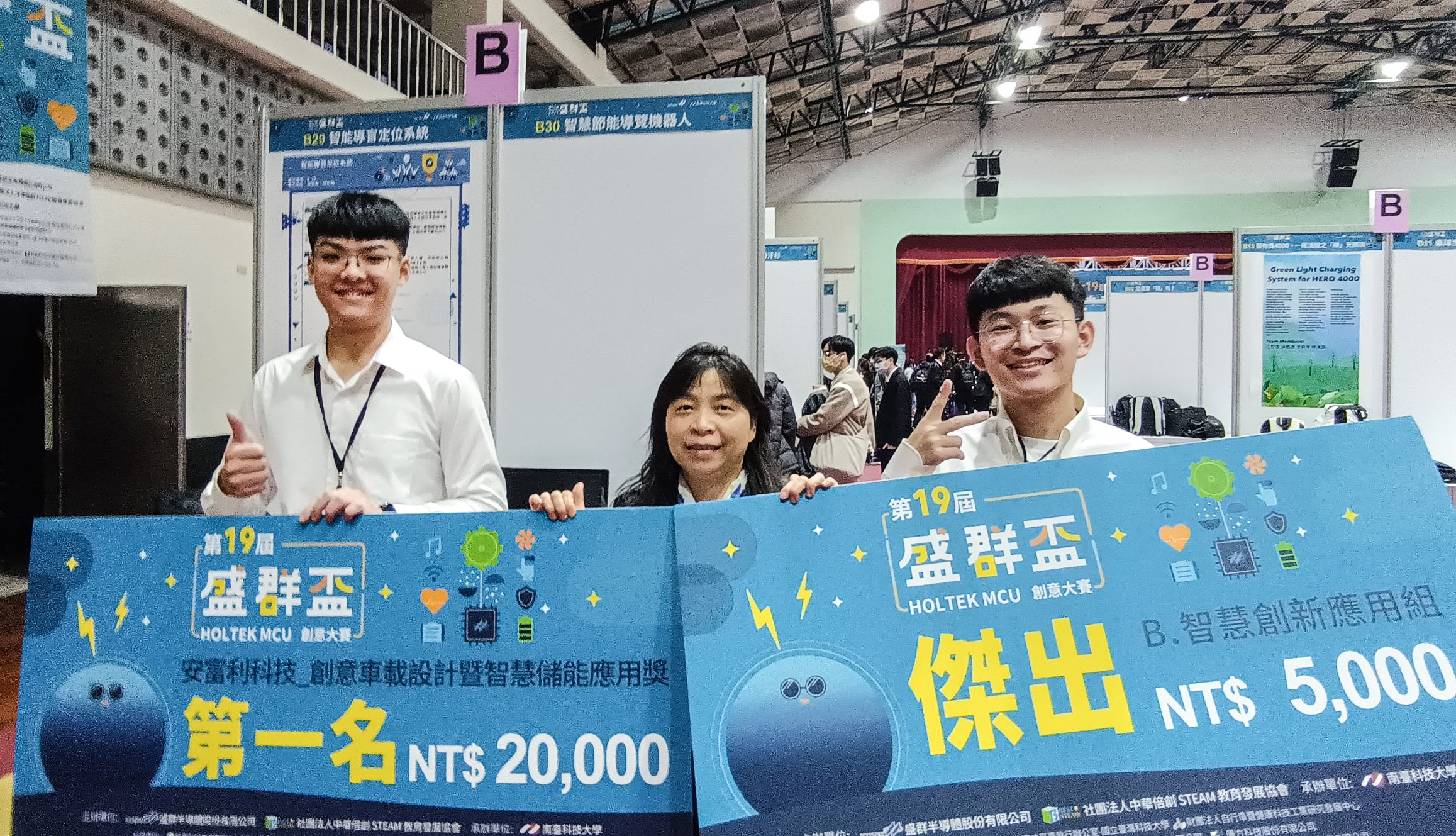電機系廖裕評老師(中)透過實務教學與競賽指導，致力培育智慧科技人才。
