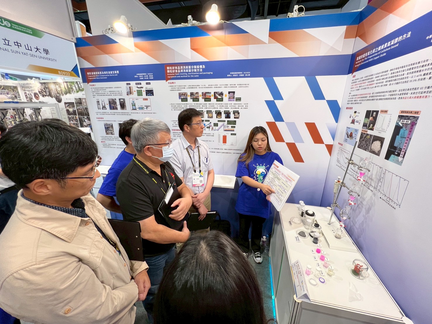 06 中原化工系林義峯教授團隊於創博會競賽現場展示創新專利技術。