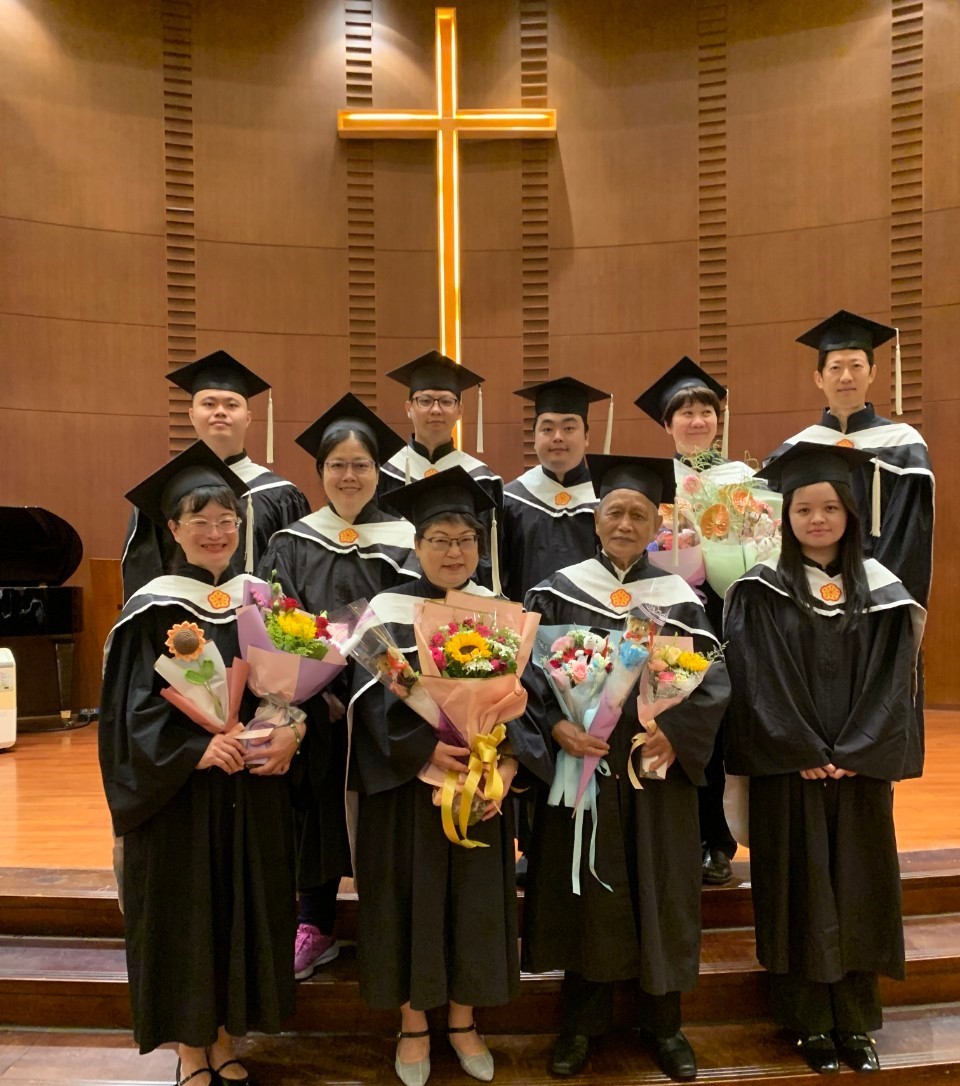 中原大學最高齡畢業生周義祥(前排右二)，年近90取得碩士學位，終生學習精神令人欽佩。