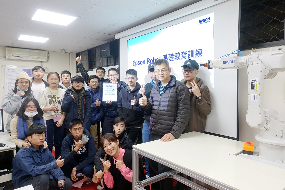 中原大學與EPSON產學合作，運用人工智慧技術研發機械手臂。